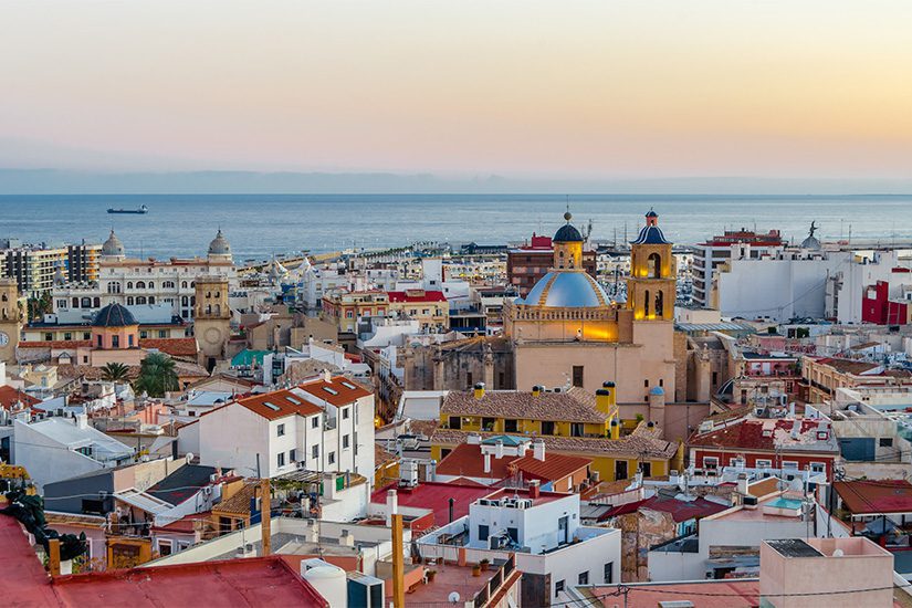 Stadtbild von Alicante in der Abenddämmerung