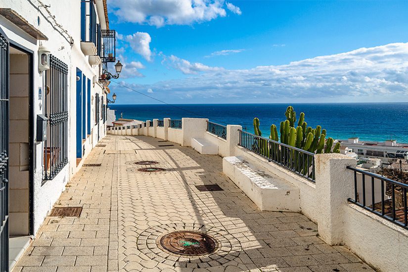 Weiße Häuser mit Meerblick in Altea