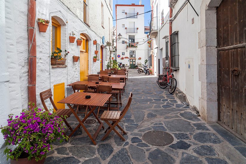 Straße mit Restaurant in Cadaques