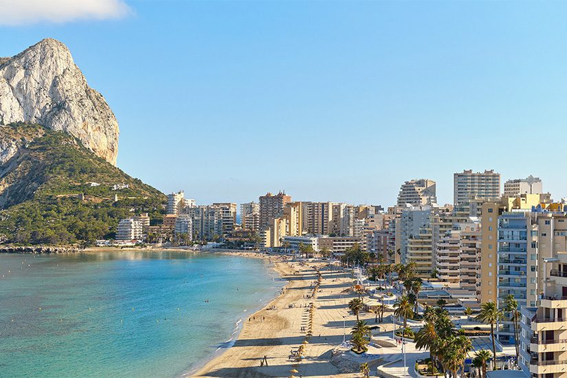 Sandstrand mit Sonnenschirmen in Calpe