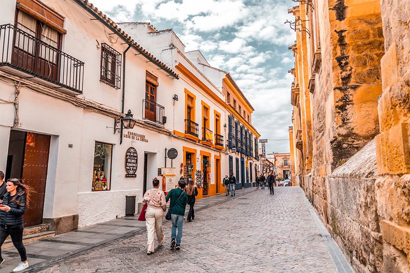 Straße mit traditioneller andalusischer Architektur in Córdoba