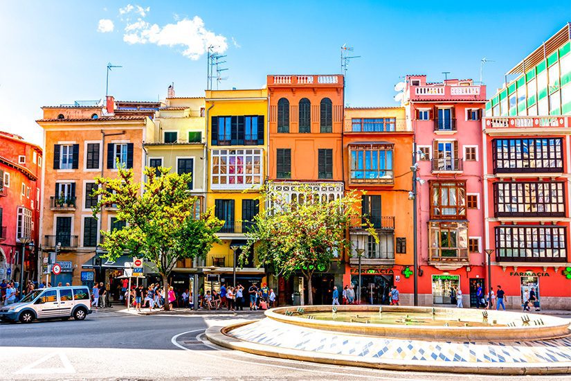 Bunte Häuser in der Hauptstadt Palma de Mallorca