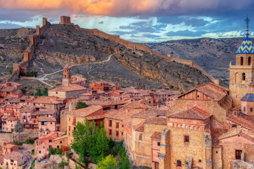 Schöne kleine Städte und Dörfer im Landesinneren von Spanien